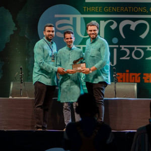 Surmayi Sanj receiving award